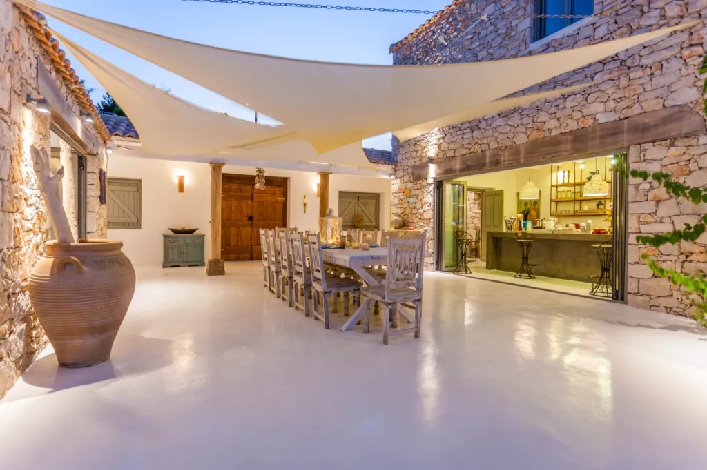 Expérience Habitat : intégrateur domotique intelligente avec éclairage son sécurité et volets connecté pour patio et terrasse à Lyon et à Ramatuelle