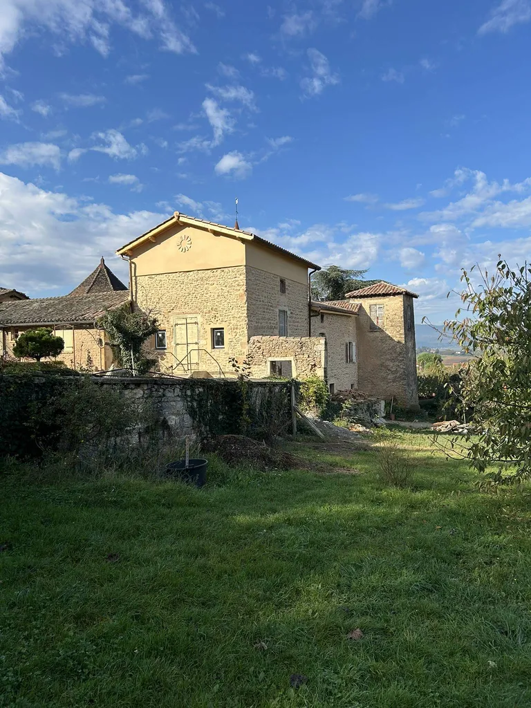 Surélévation complète d’une maison en pierre fortifiée avec reprise structurelle à Villefranche-sur-Saône