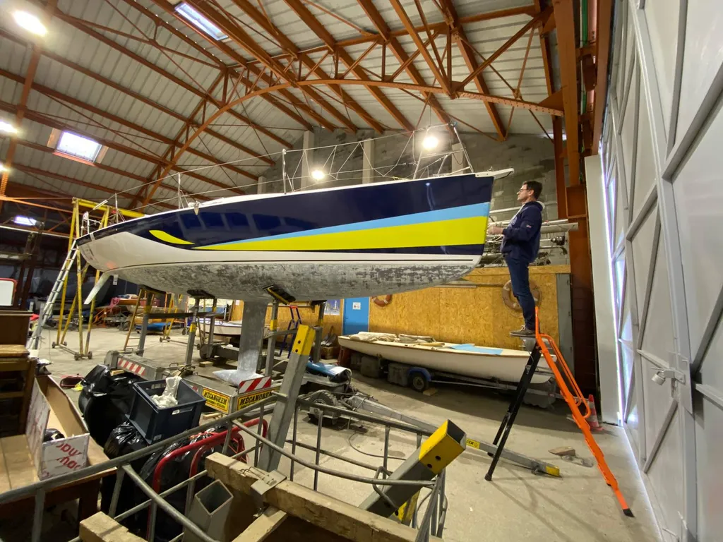 Pose d'un covering sur un bateau : adhésif coloré résistant à l'eau au Havre
