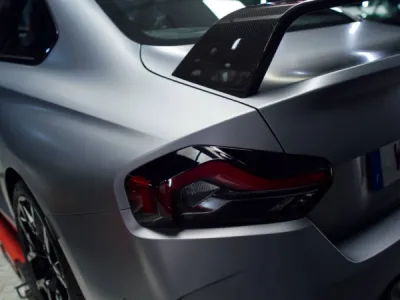 Le PPF film de protection XPEL protège cette BMW 430i des impacts de gravillons et des rayures, tout en conservant une finition impeccable.