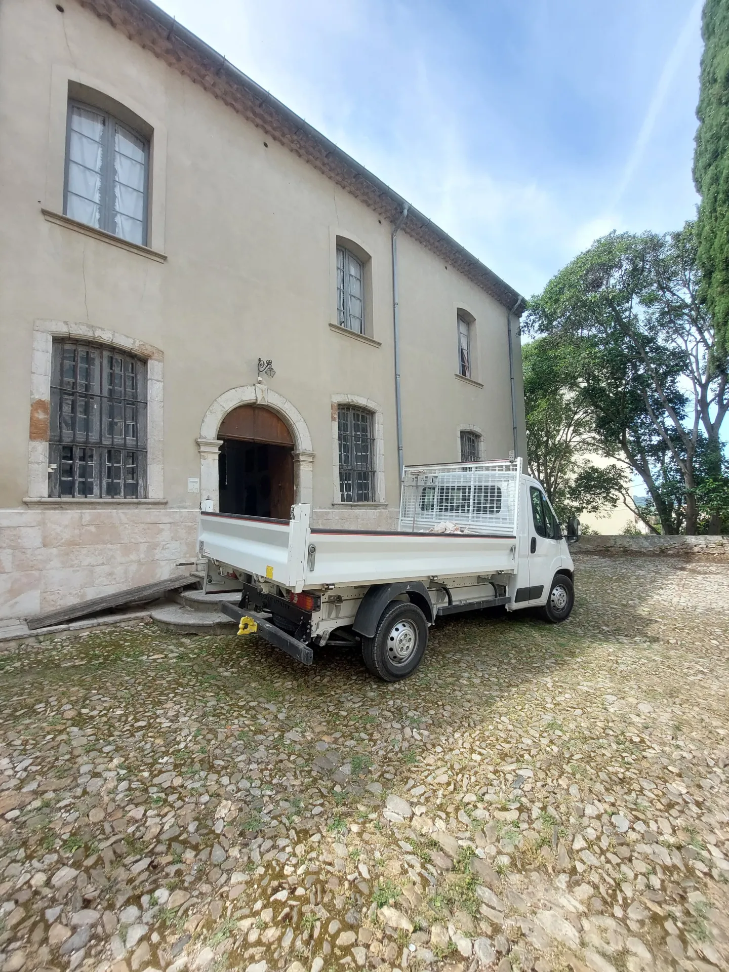 L'extérieur d'une bastide en rénovation dans le var 