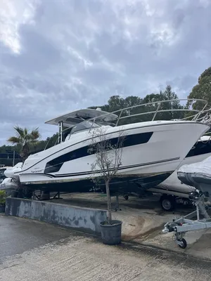 Vente d'un Jeanneau Cap Camarat 10.5 WA 2 d'occasion équipé de deux Suzuki 350 CV disponible à la vente à La Londe les Maures près de Hyères