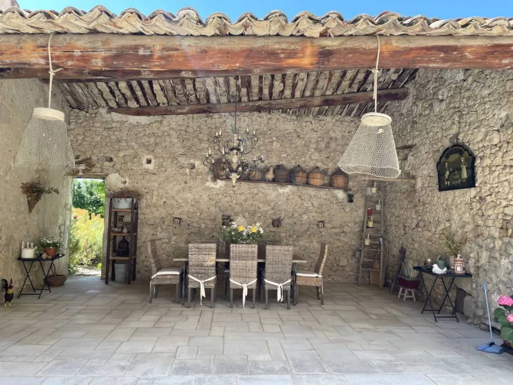 Superbe propriété avec dépendances au pied du Mont Ventoux   