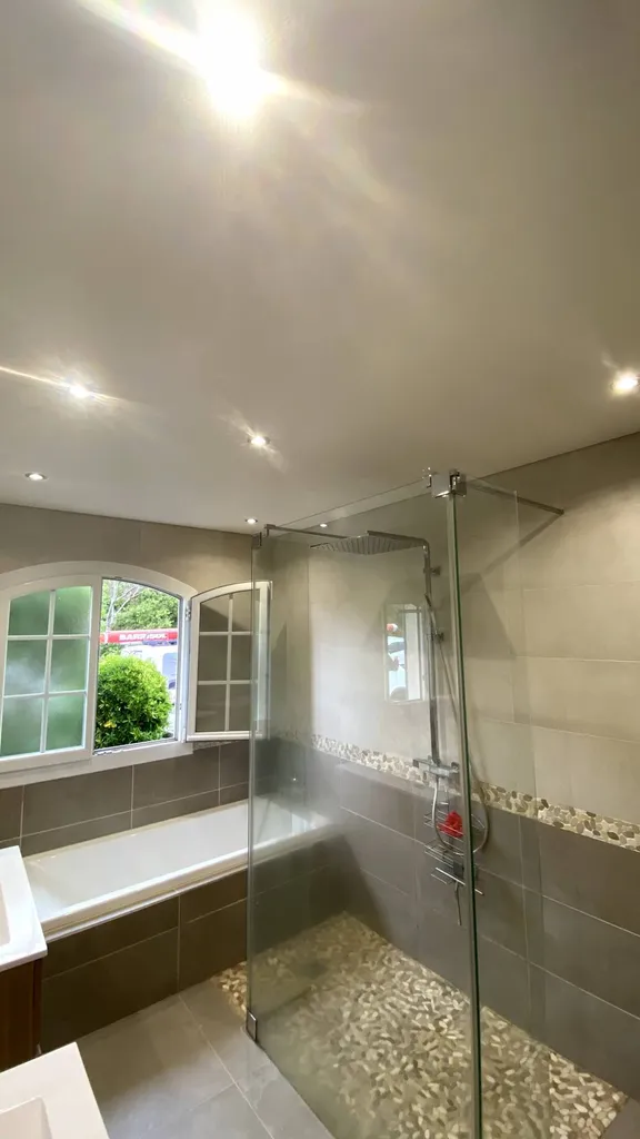 Comment réparer un plafond écaillé ? Grâce au plafond tendu BARRISOL - by Plafonds Tendus Occitans Carcassonne