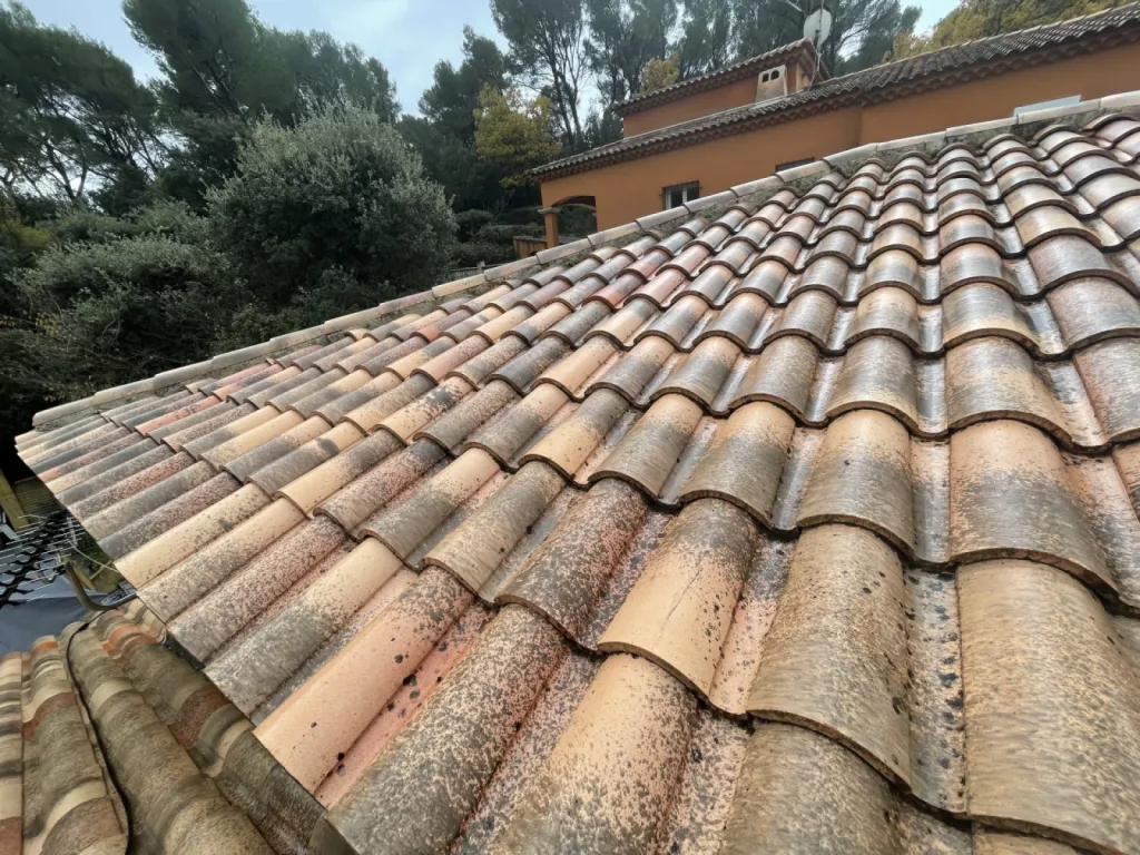 Nettoyage et traitement des tuiles mécaniques d’une Maison près de Martigues.