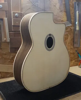 Fabrication de guitare Manouche sur mesure par un luthier spécialisé à Sète proche de Montpellier