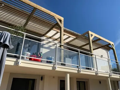 Pose d’une pergola à lames inclinées en bois sur-mesure pour coin détente modulable à Mèze