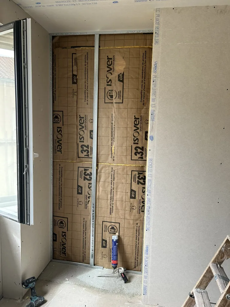 Travaux de doublage des murs après isolation thermique pour améliorer la performance énergétique d’un appartement à Lyon (Rhône 69)