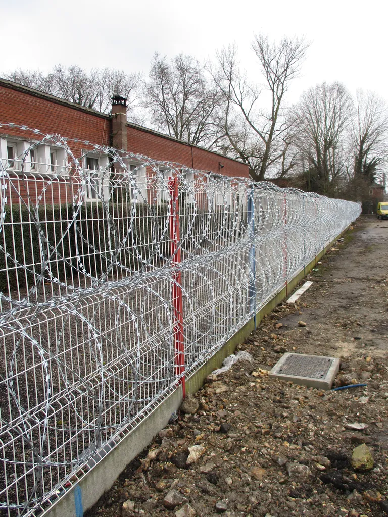 Installation de Clôtures Sécurisées, Panneaux Rigides avec Fils Barbelés pour Périmètres Sensibles à Rouen dans en Seine-Maritime 76