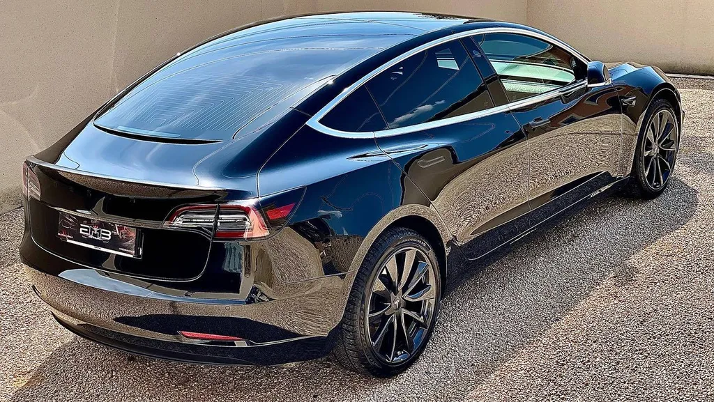 Rénovation et protection de carrosserie Tesla modèle 3 noir à Lyon