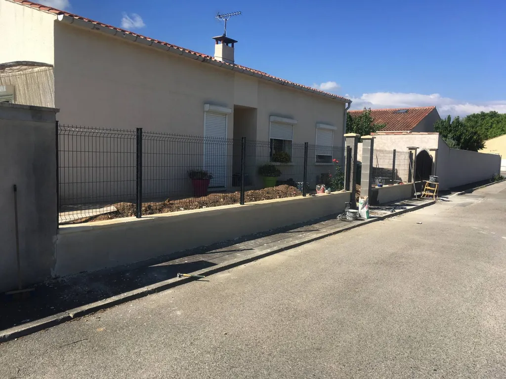 Modification d'une clôture pour une maison individuelle à Grans - clôture en travaux