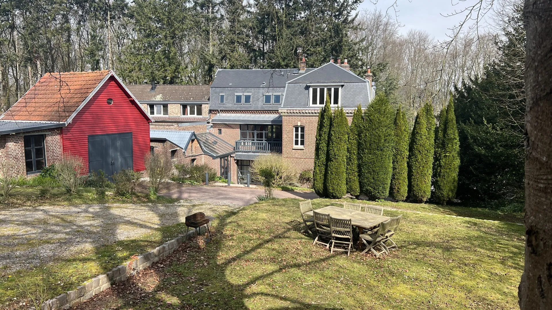 Magnifique demeure de famille 283m², 7 chambres, salle de jeux, patio véranda, dépendances et jardin arboré 6078m², emplacement privilégié centre-ville de Eu 76260.