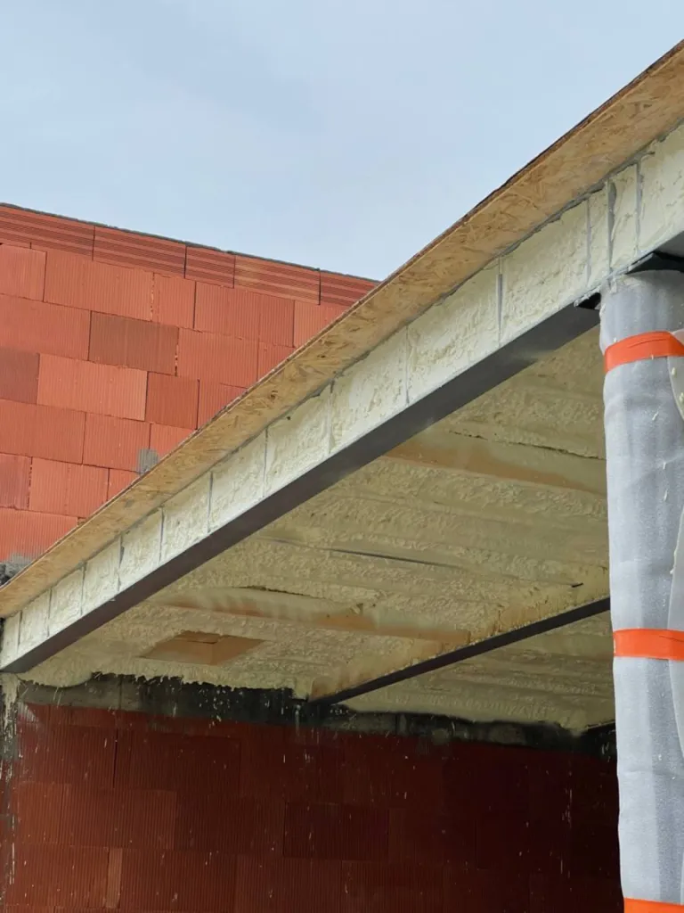 Isolation sous une structure métallique en extérieur à Libourne