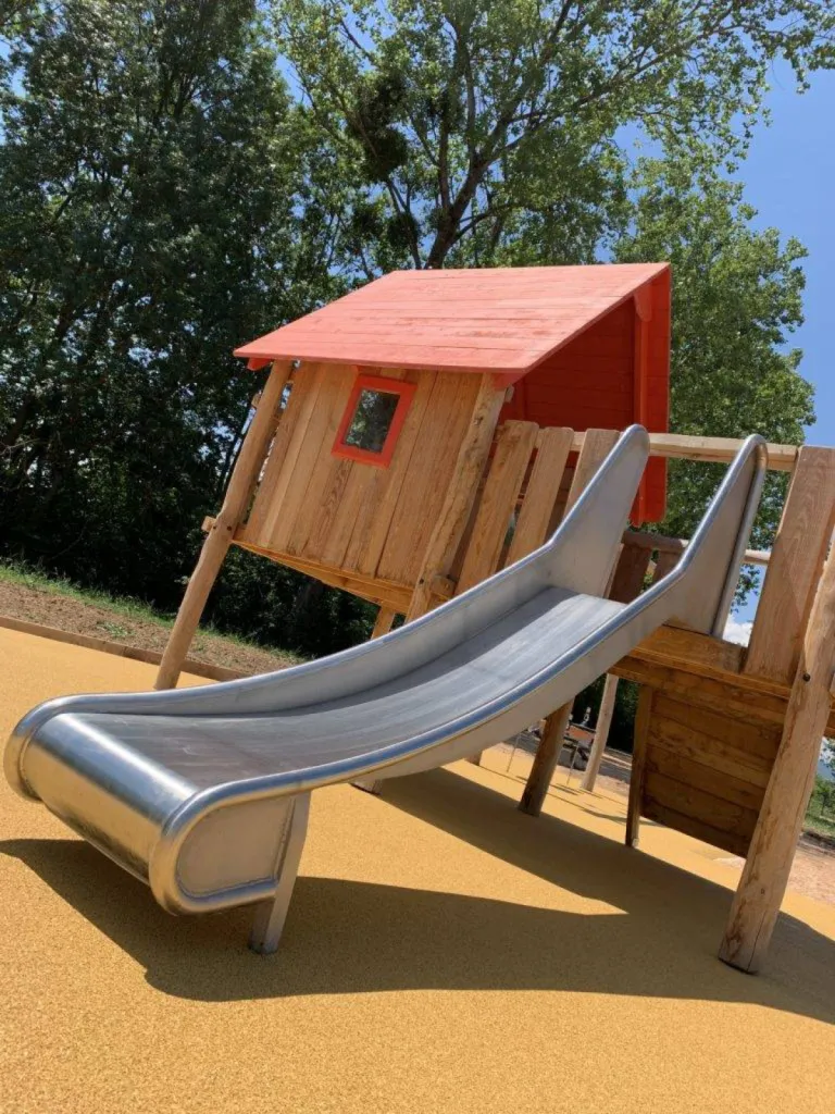 Réalisation de jeux d'enfants en robinier avec sol souple amortissant à Arnas proche de Villefranche sur Saône Rhône 69