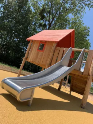 Réalisation de jeux d'enfants en robinier avec sol souple amortissant à Arnas proche de Villefranche sur Saône Rhône 69
