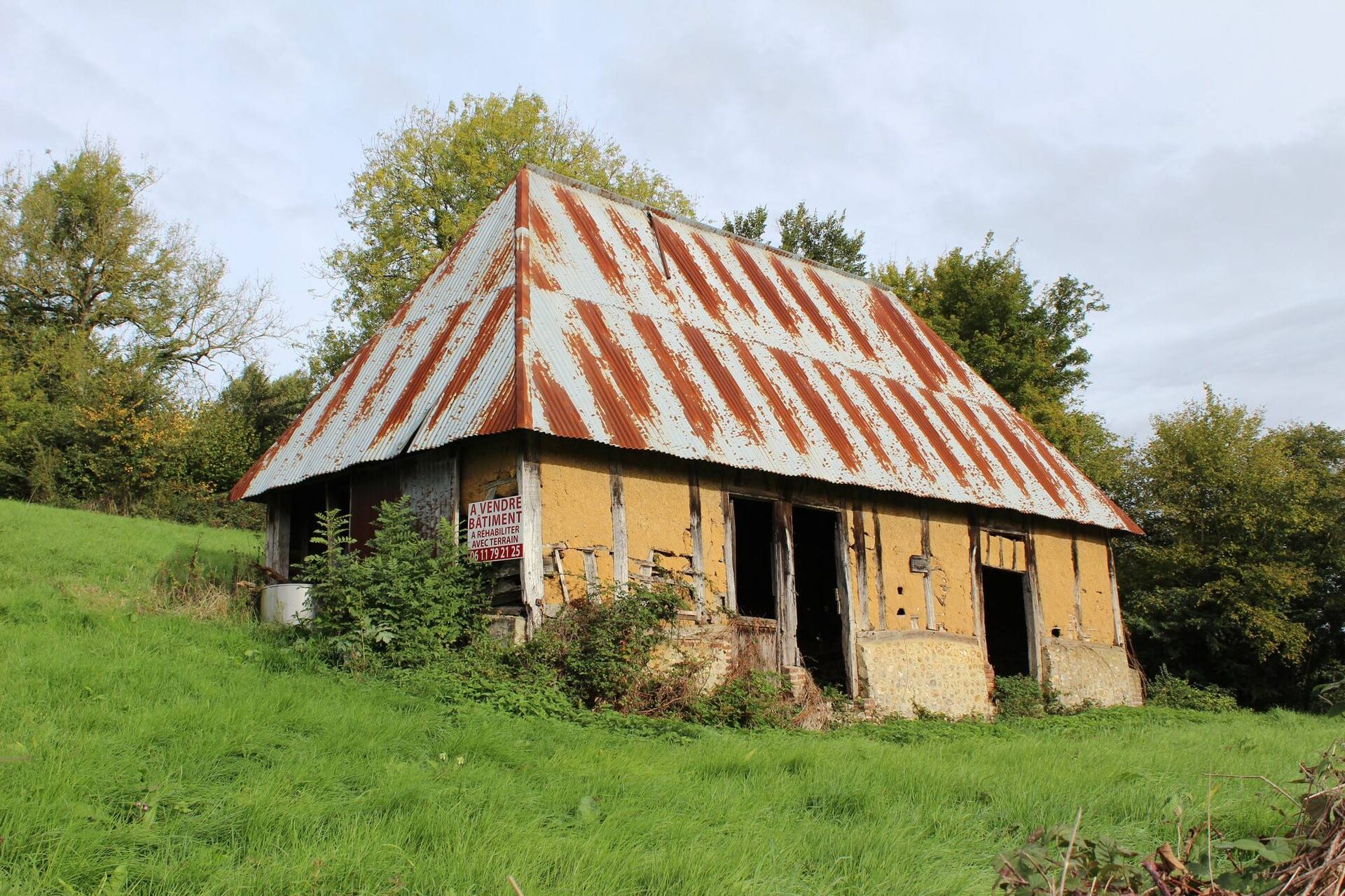 sVend secteur Cormeilles 27260 batiment en colombages à réhabiliter