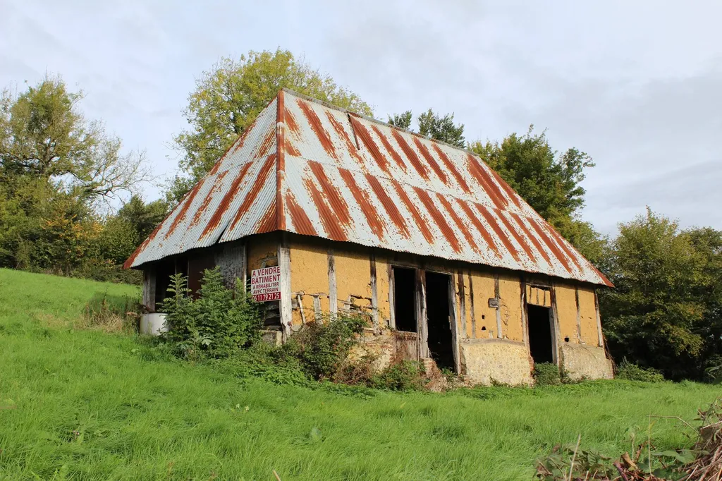 sVend secteur Cormeilles 27260 batiment en colombages à réhabiliter