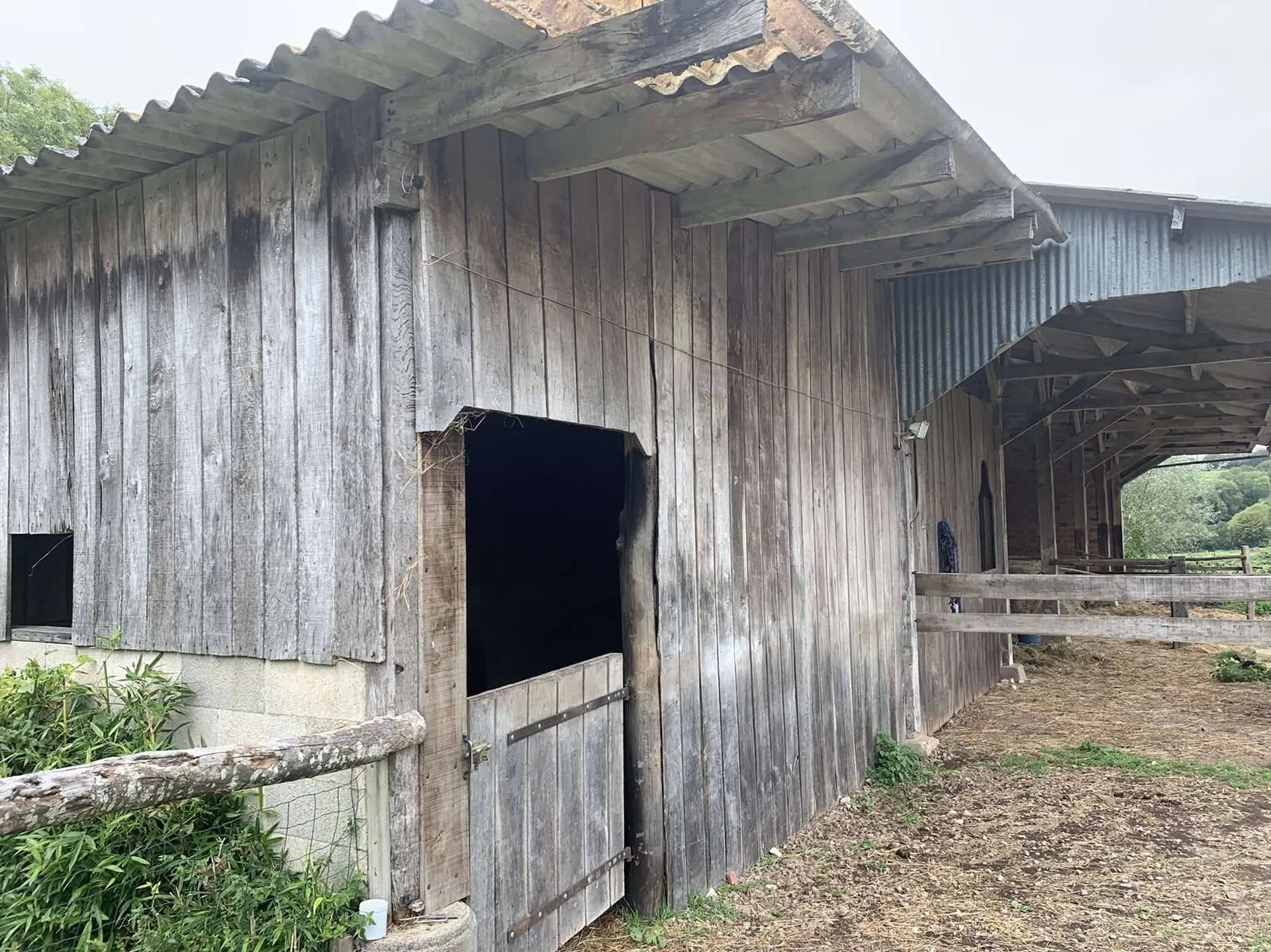 A acquérir Région VIMOUTIERS 61120, domaine de plus de 5 hectares avec demeures et dépendances agricoles.