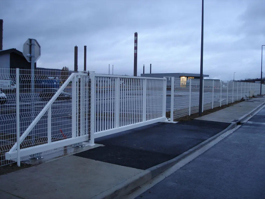 Installation de Portail autoportant professionnel grande dimension, Sécurisation de sites industriels et Fermetures périmétriques au Havre et sa Région ou Agglomération en Seine-Maritime 76