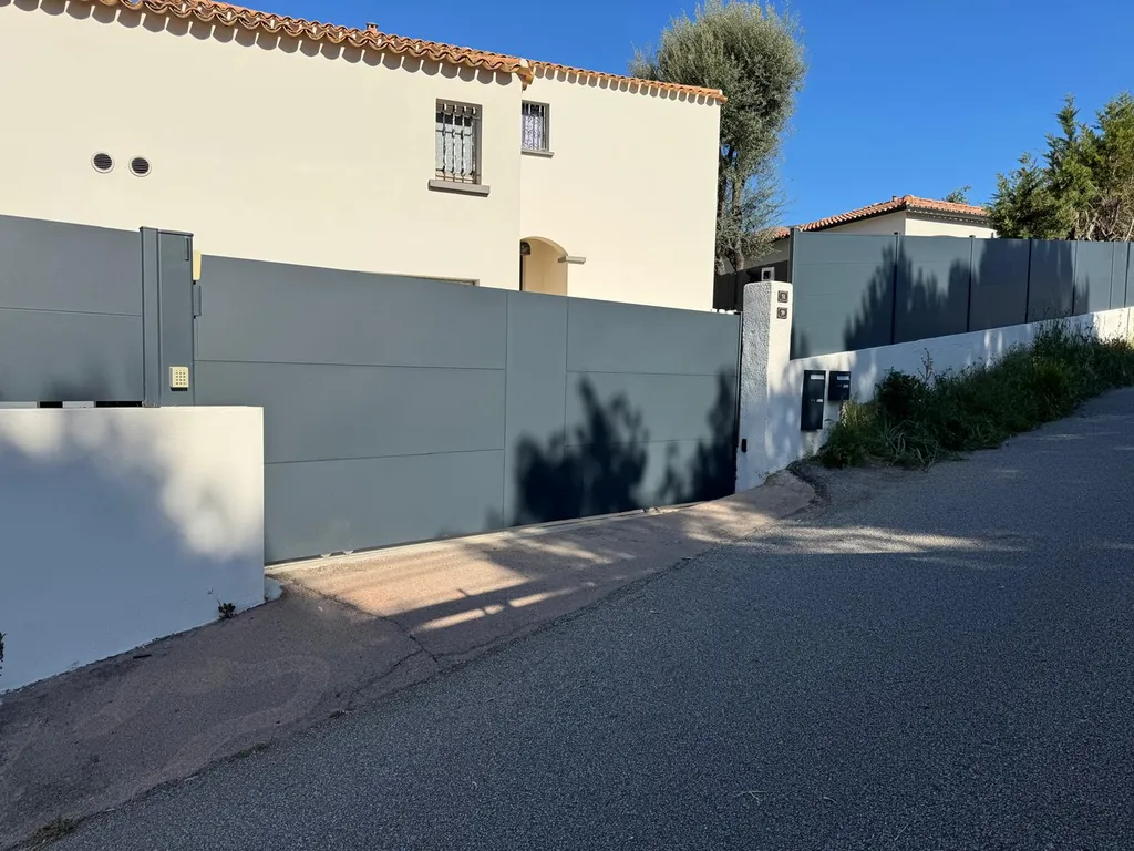 Portail Kostum Sianna motorisé FAAC Cyclo C720 avec visiophone Intratone 