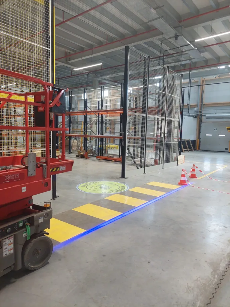 Sécurisation des passages piétons dans un entrepôt logistique de la région lyonnaise grâce à une signalisation LED lumineuse Sécurisation des passages piétons dans un entrepôt logistique de la région lyonnaise grâce à une signalisation LED lumineuse