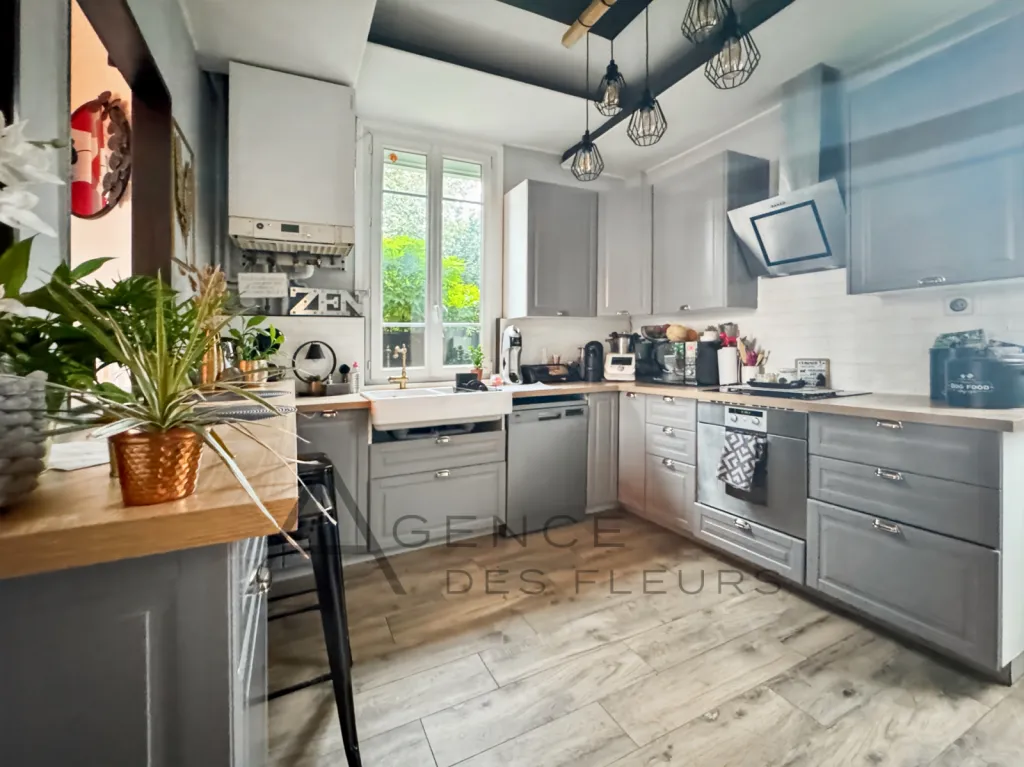 A vendre, maison bourgeoise de 155 m² sur un terrain d'environ 410 m² située à Oissel