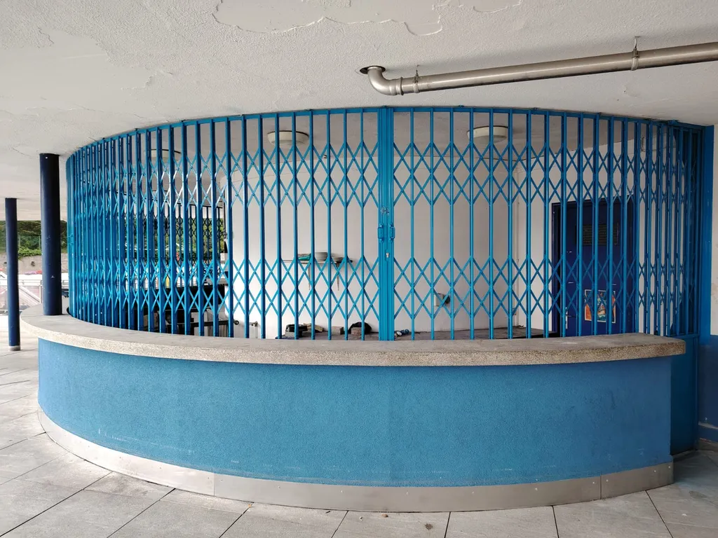Installer une grille extensible pour piscine sécurisée à Marseille proche de Plan de Campagne