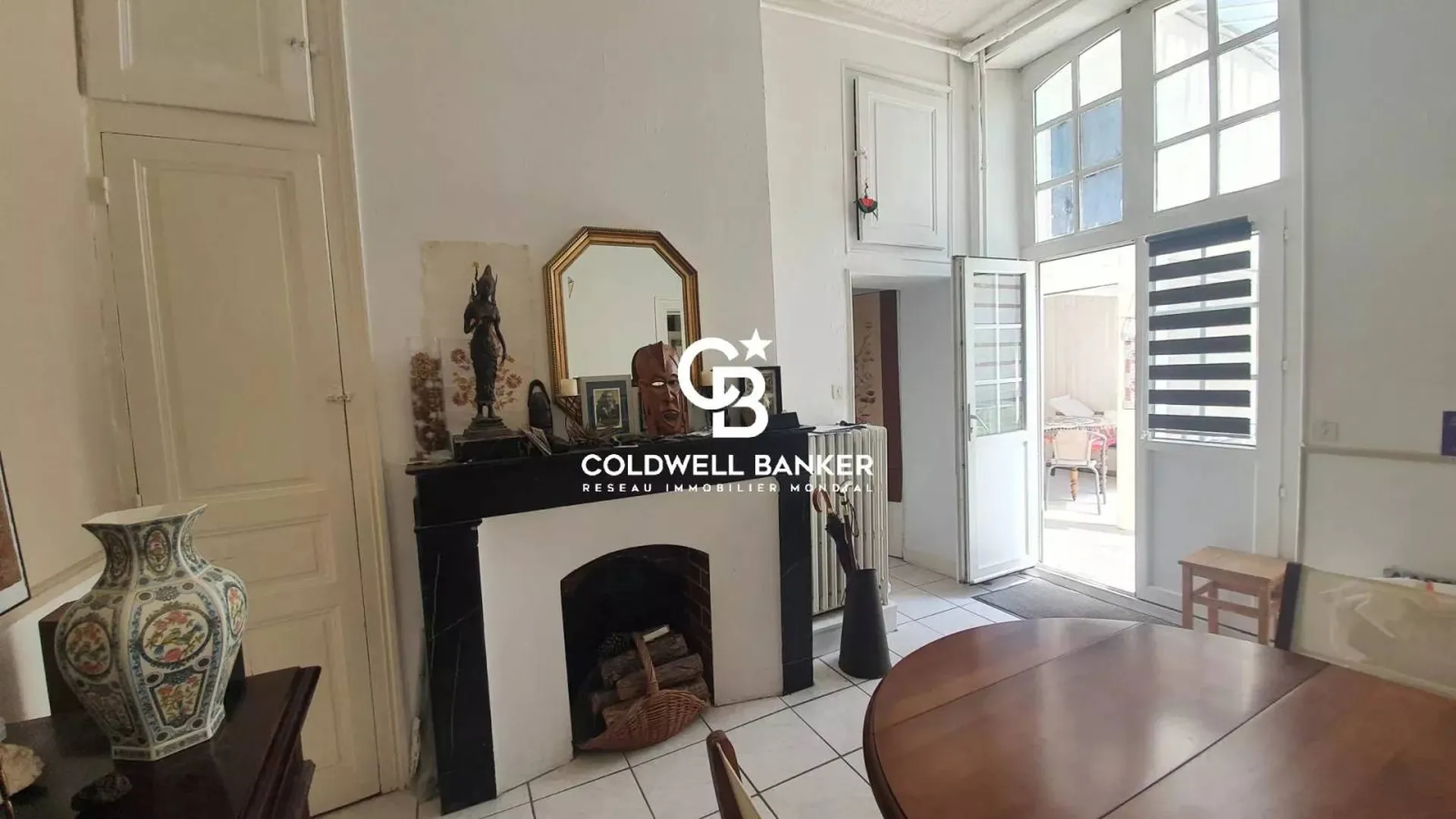 séjour avec cheminée et accès direct sur la cour