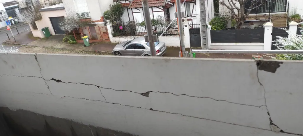 Inspection et traitement hydrofuge par nos couvreurs Experts (40 ans d'expérience) pour garantir l'étanchéité durable de votre toiture face aux intempéries du Val-de-Marne