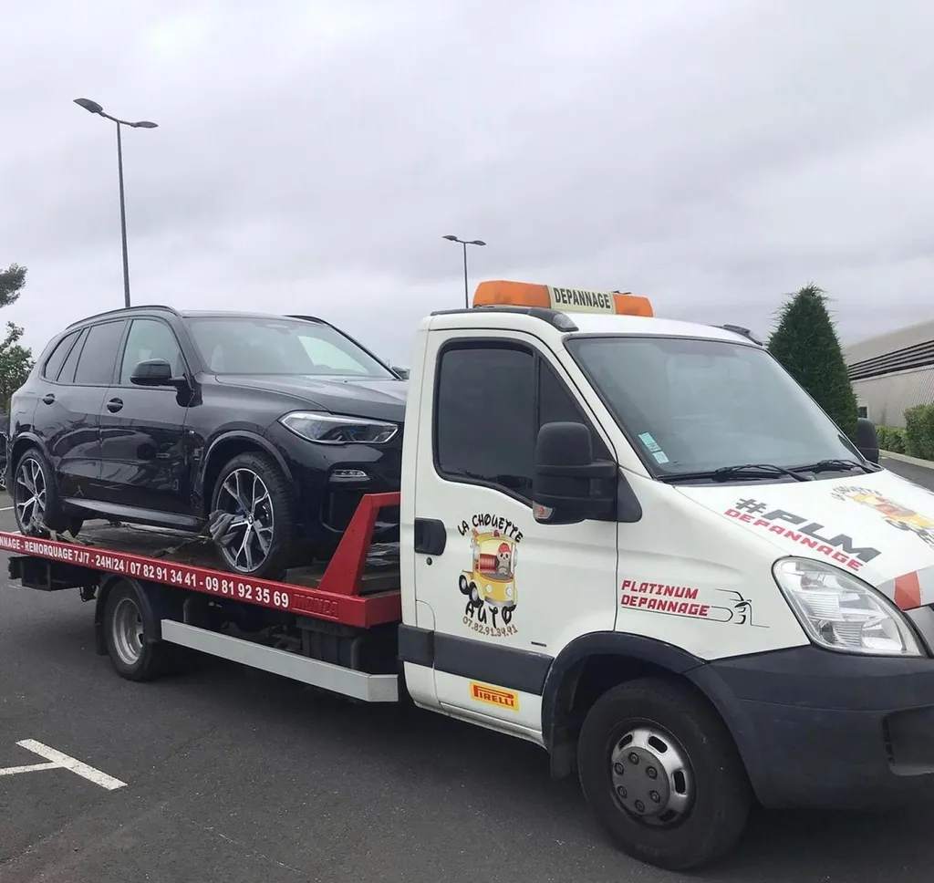 Transport sur dépanneuse d'un BMW X5 neuf pour dépôt chez un professionnel du covering en région parisienne DC Covering