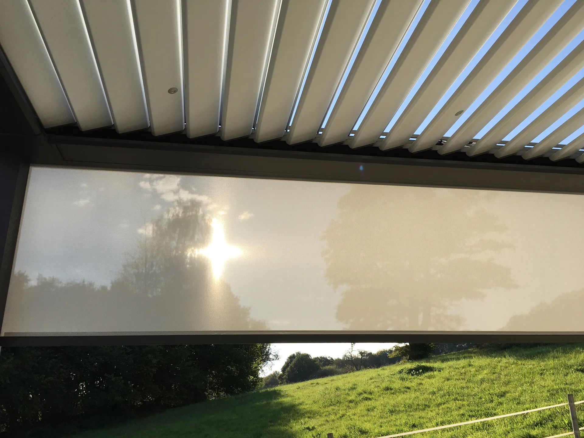 REALISATION D’UNE PERGOLA BIOCLIMATIQUE à CHAMPEY 5000 x 3000 avec des stores LEDS DANS LES LAMES ET CHAUFFAGE