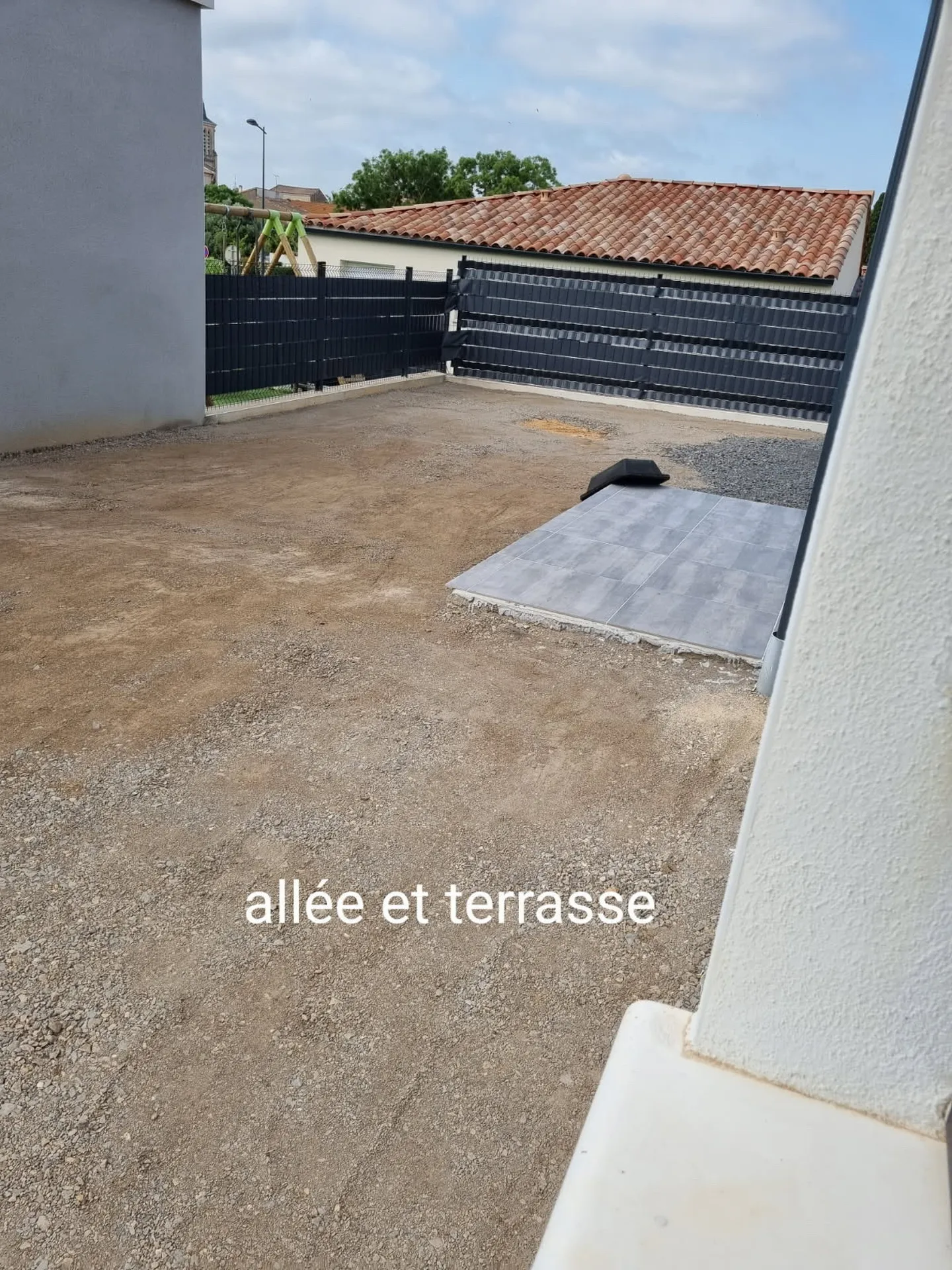 Création complète d’un jardin paysager avec gazon synthétique, pas japonais et plantations à Pinet près de Sète