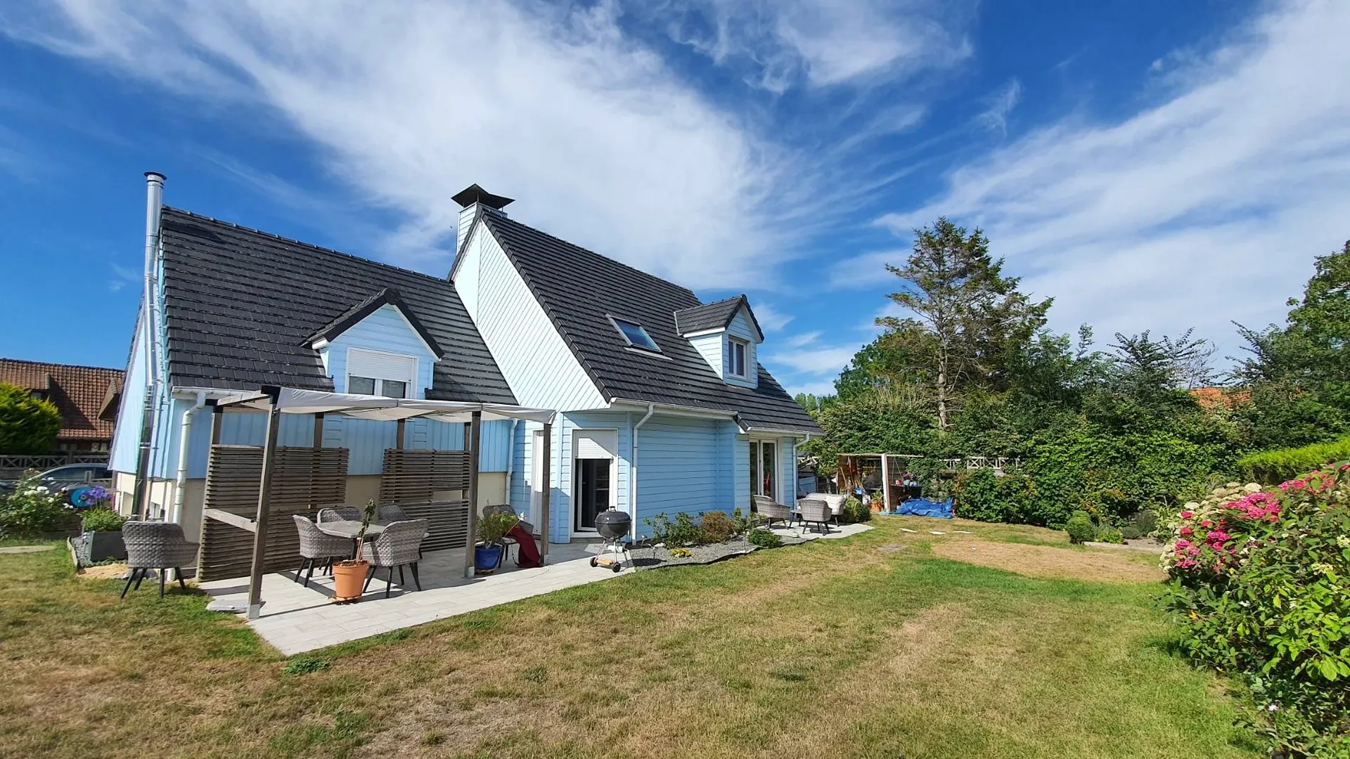 A vendre belle maison ossature bois de 160 m², dans un quartier calme d'OFFRANVILLE 76550, à 10 minutes de la mer et de Dieppe 76200, et à 2 heures de Paris via l'autoroute A13.