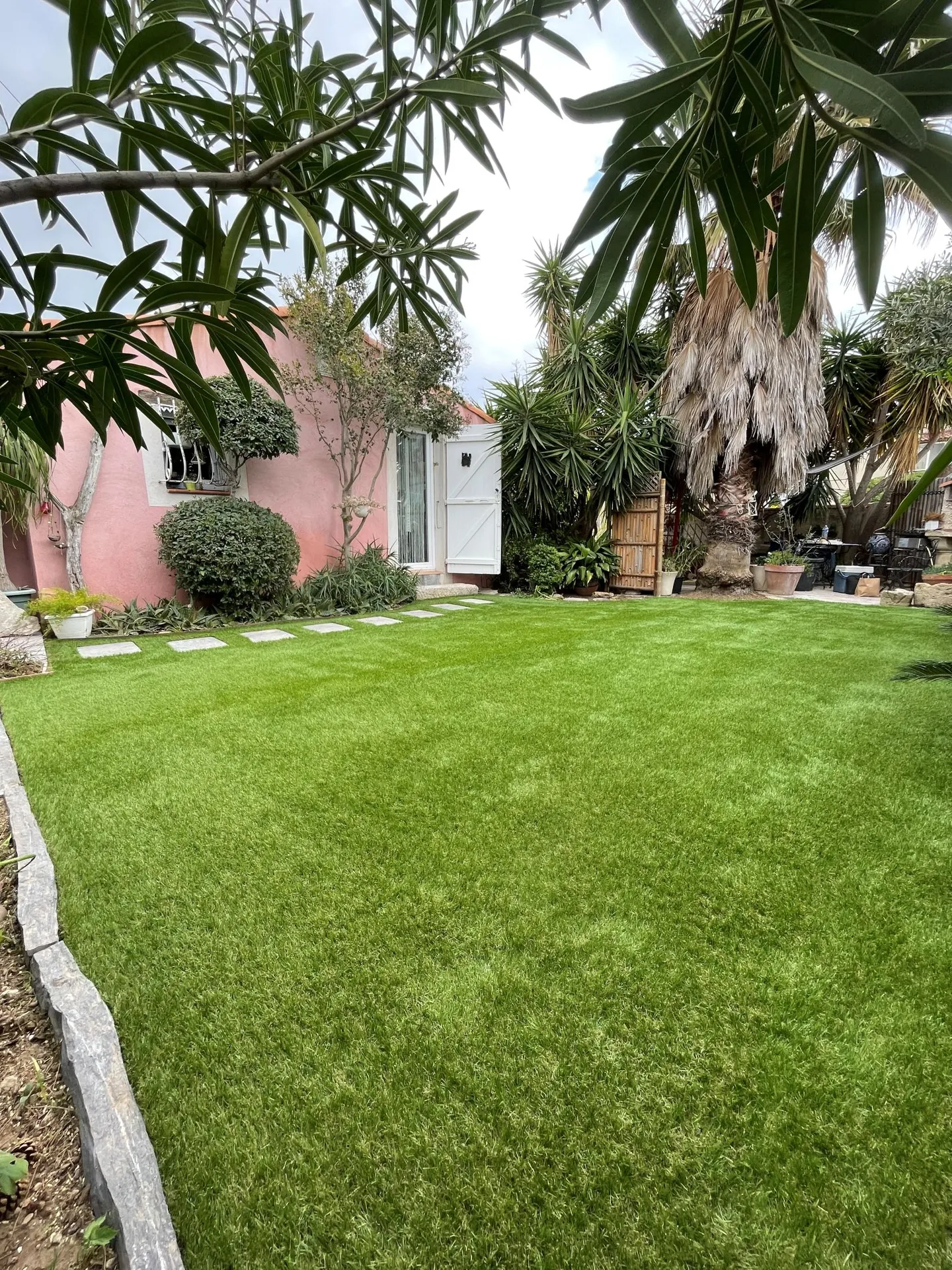 Pose de gazon synthétique haut de gamme pour un jardin de particulier à Berre l'Etang 13130