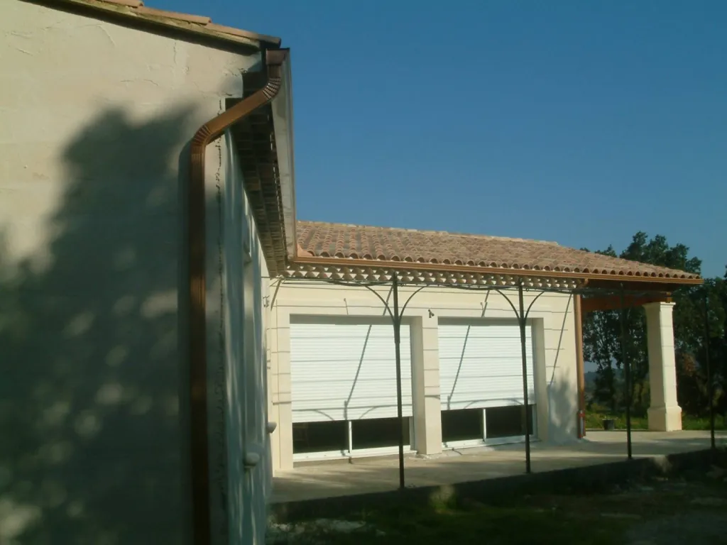 Fabricant de gouttières aluminium à Avignon solution haut de gamme pour toit plat ou en pente