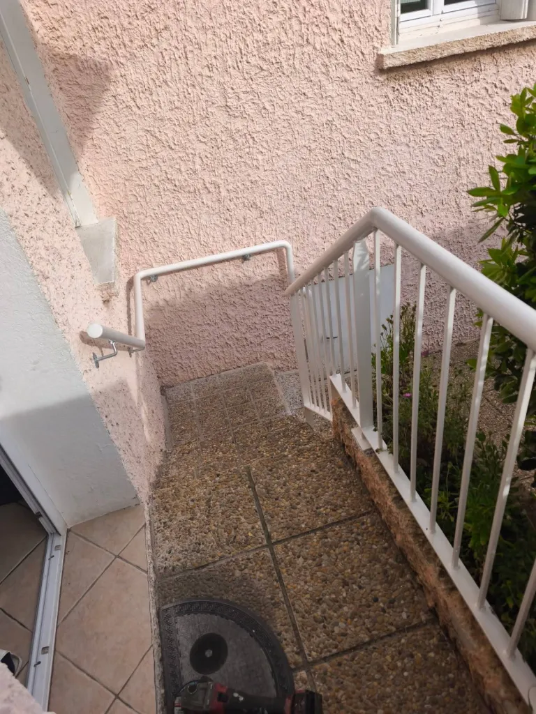 MISE EN PLACE DE GARDE CORPS ET MAIN COURANTE RAMPE DE SECURITE EN FER FORGE SUR MESURE POUR ESCALIER ISTRES PORT DE BOUC 