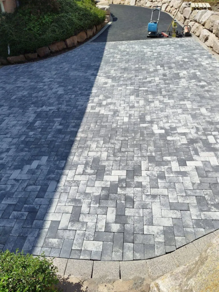 Pose de pavé pour entrée de garage à Saales, près de Schirmeck. 