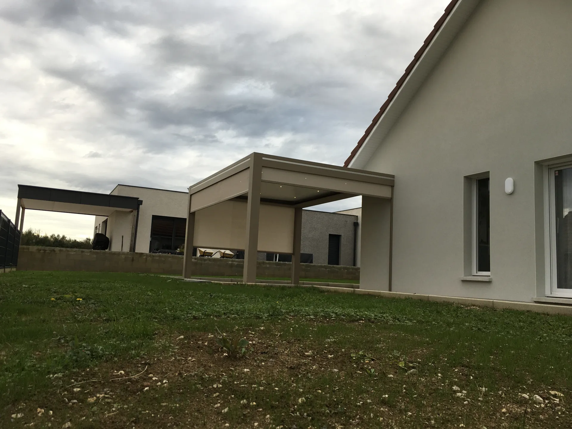 Pergola bioclimatique aluminium beige de 5m x 3,50m avec éclairage intégré dans les lames orientables à Grandvillars près de Montbéliard
