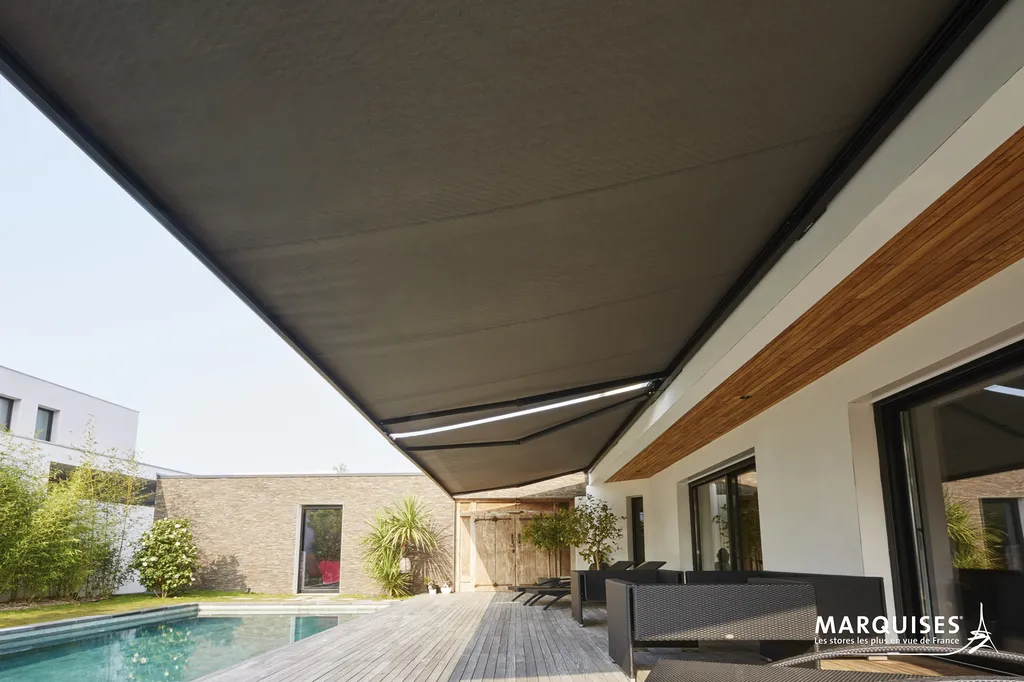 Store banne motorisé : créez de l'ombre sur votre balcon ou terrasse en quelques secondes, été comme hiver à Ajaccio