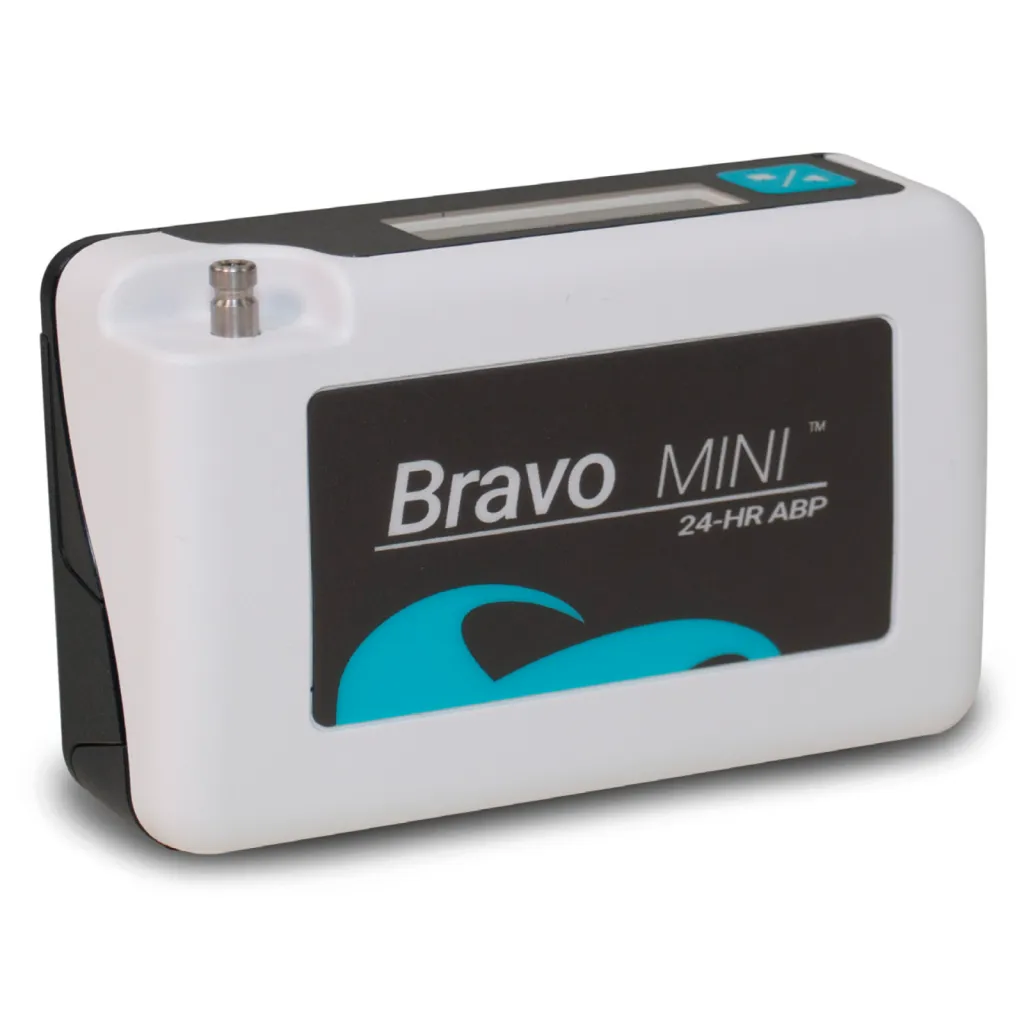 Installation du MINI Bravo Suntech MAPA 24h sur le patient : appareil MAPA 24h compact et silencieux pour un monitorage ambulatoire de la pression artérielle confortable et efficace au Mans