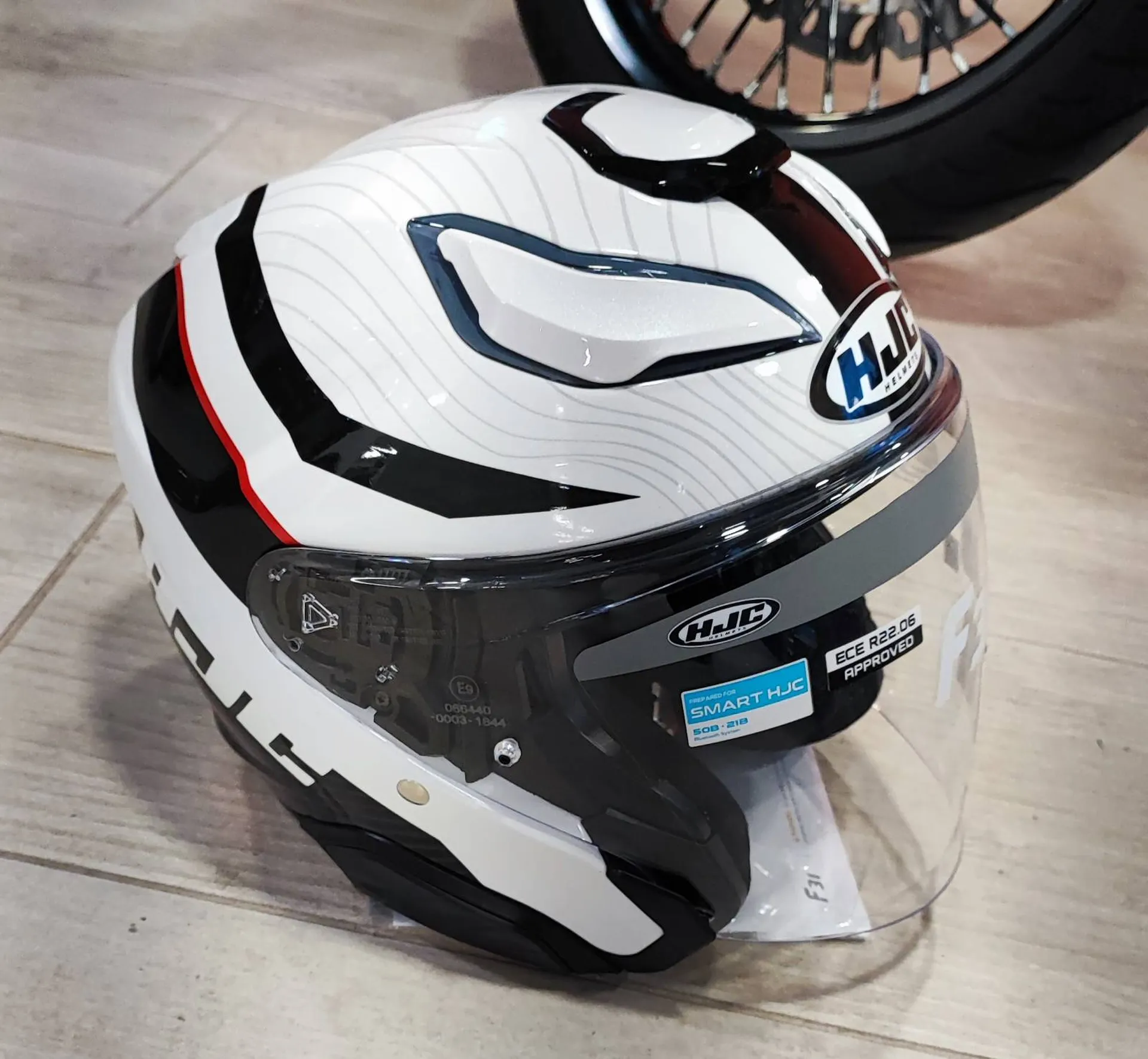 L'ATELIER DU 2 ROUES UN LARGE CHOIX DE CASQUES A LA VALETTE DU VAR