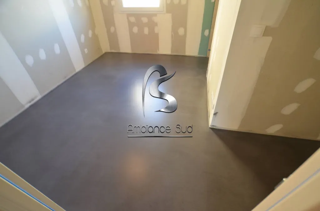 SOL EN BETON CIRE A ST MAXIME