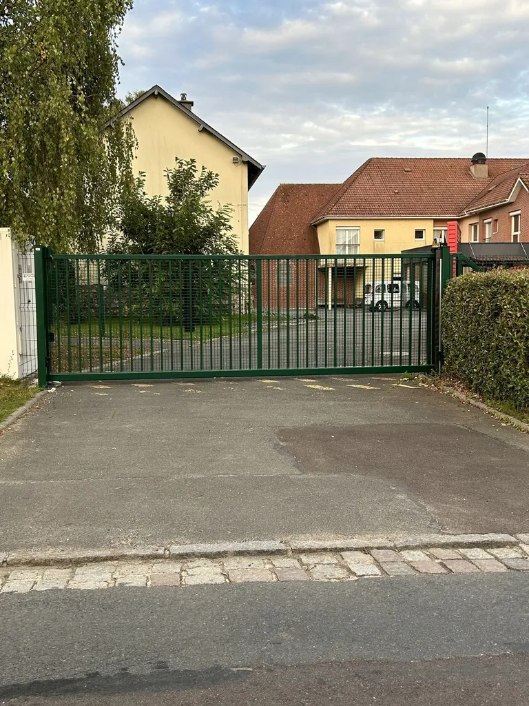 Installation de Portail coulissant autoportant motorisé, Clôtures de jardin et Aménagements d'entrées à Pont l'Évêque dans le Calvados 14 et ses communes limitrophes de Normandie