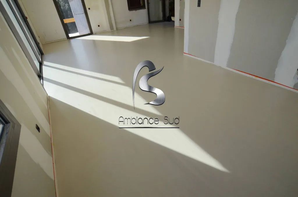 SOL EN BETON CIRE COULE A AIGUILLES DANS LE 13