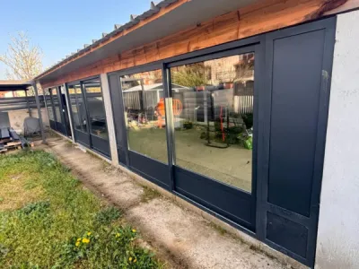 Pose de grandes baies vitrées aluminium sur mesure pour façade à Aucamville