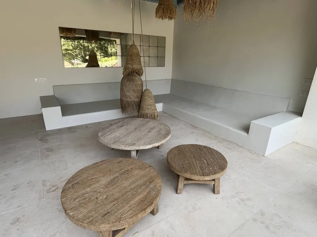 Banquette extérieure de pool house en béton ciré beige