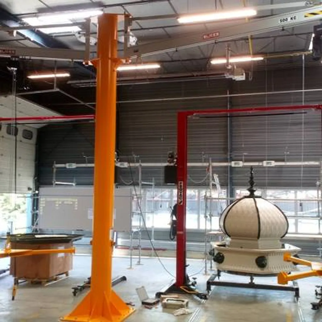 Réalisation d'une potence double bras aluminium palan électrique à chaîne palonnier triangle à Grenoble en Isère