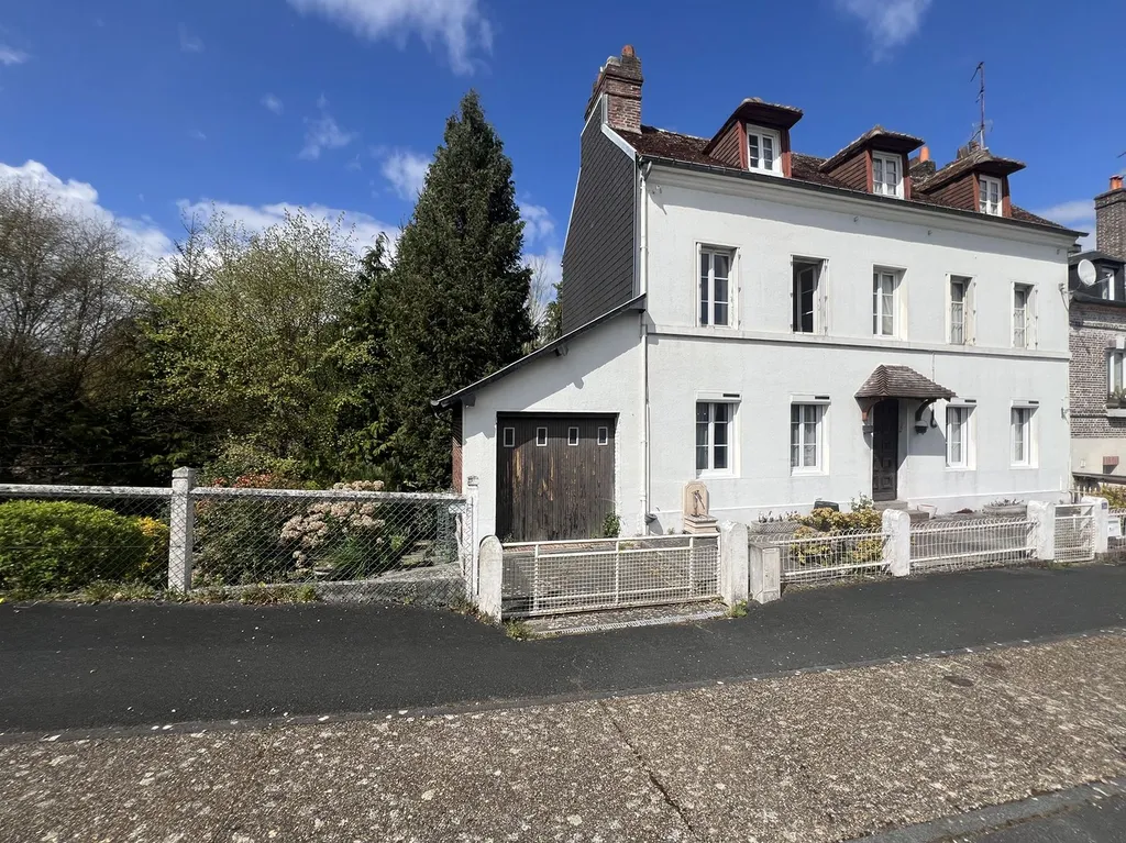 A VENDRE - Spacieuse Maison de caractère sur sous-sol, proche de toutes les commodités de Lisieux (14100) édifiée sur une terrain de plus de 700m²