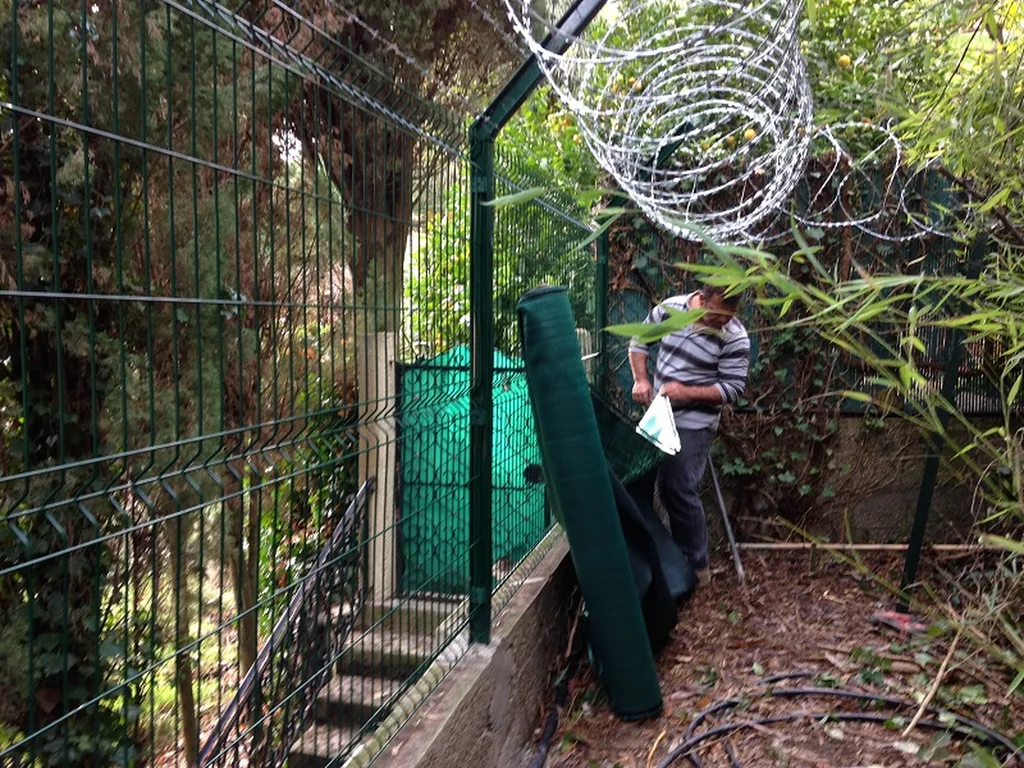 pose de barbelé sur clôture dans le Sud de la France