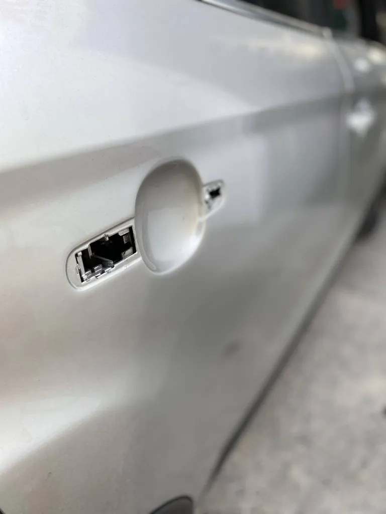 Une poignée de porte est détériorée ou absente sur votre véhicule, votre contrôle technique chez Autosur Martigues sera-t-il favorable ?